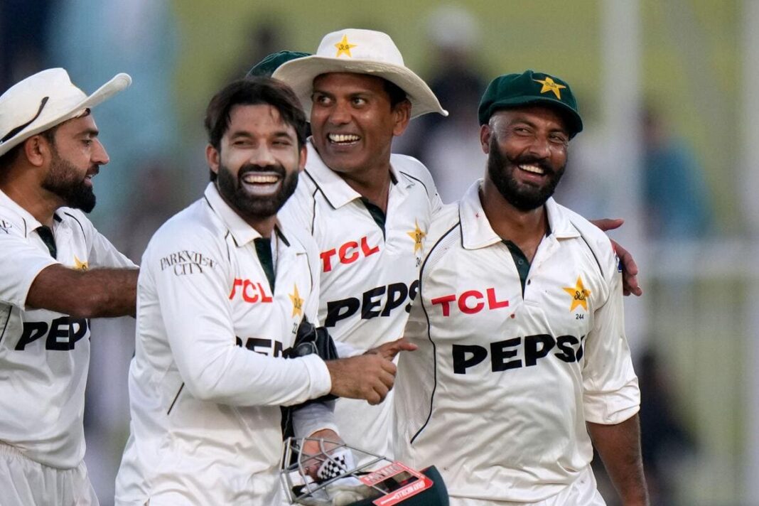 Pakistan celebrate a wicket against England